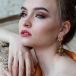Uniwersalne i efektowne uczesanie na imprezę